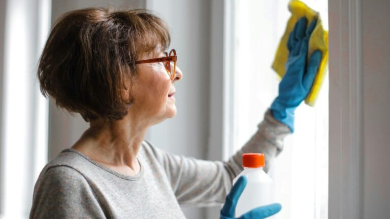 A cleaning schedule that works for busy women