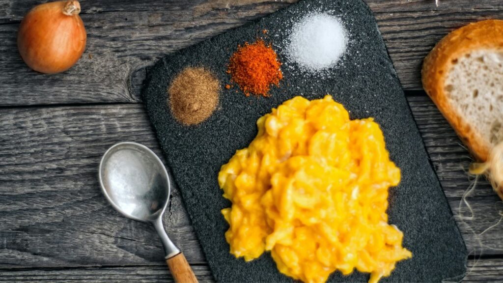 Scrambled eggs with various spices