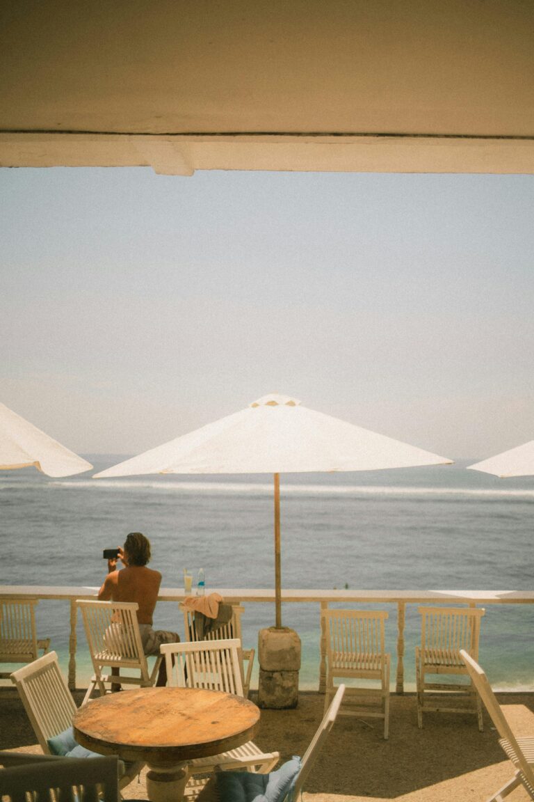 Man Says He Loaned His Brother $1,200 for Rent, Then Saw Him Post Photos From a Beach Resort the Same Week