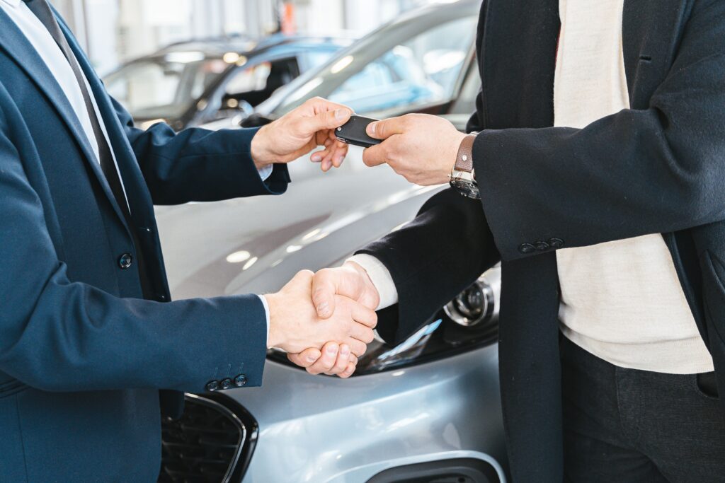 man trading in car at dealership