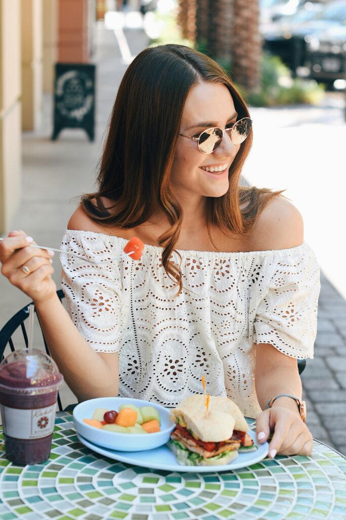 woman eating healthy lunch