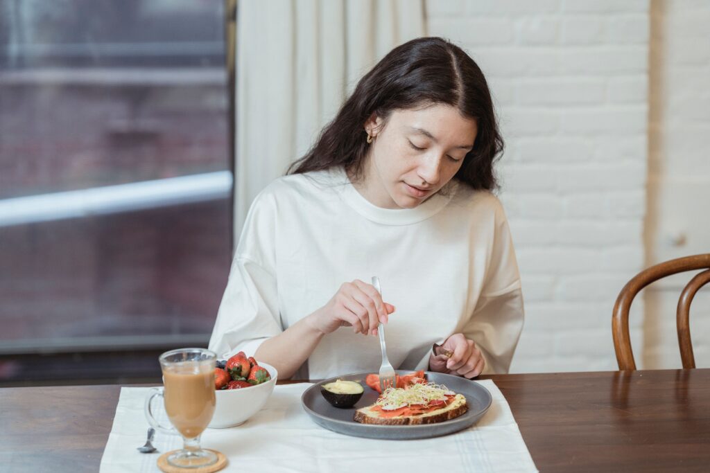 woman eating healthy breakfast