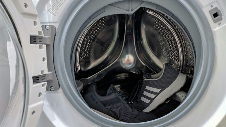 a white washing machine