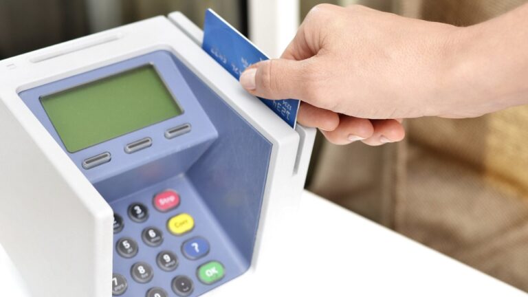 Paying with a credit card — Image Credit: Hloom Templates - CC BY 2.0/Wiki Commons