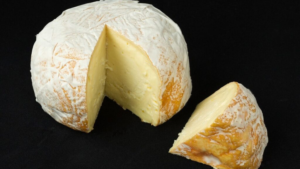 Wheel of raw-milk cheese — Image Credit: Frank Schulenburg - CC BY-SA 4.0/Wiki Commons