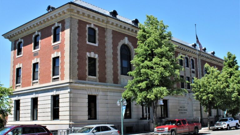 Exterior of a federal courthouse building, generic stand-in for a bank-employee bribery and money-laundering guilty plea