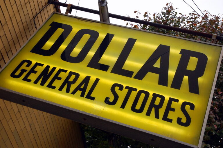 Steve Snodgrass, CC BY 2.0 (Flickr) — Dollar General storefront